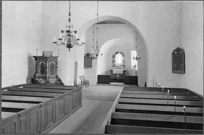 10 BYGGNADSVÅRDSRAPPORT 2007:121 Ovan och till höger: foto över kyrkans interiör, troligen omkring 1952 på predikstolen har restaurerats men innan den gamla värmekaminen togs bort. ATA.