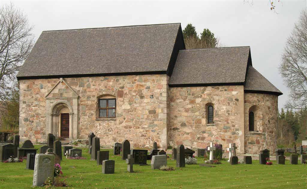 BYGGNADSVÅRDSRAPPORT 2007:121 11 av sandsten är nya. Hela västra gaveln med hörnstenar är ny och återskapad. Kyrkan saknar sockel. Taket har sadeltaksresning och är lagt med tjärade spån.