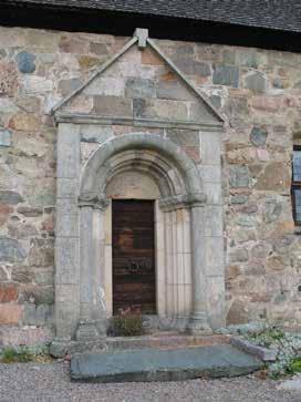 Kyrkan saknar tydlig artikulering såsom friser, murband etc, men portalen i söder är rikt utformad och har tydliga band till byggnadshyttan vid Lunds domkyrka.