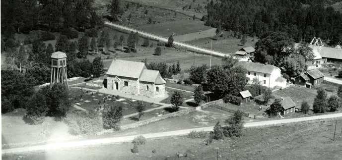 BYGGNADSVÅRDSRAPPORT 2007:121 7 Sammanfattande beskrivning Hjälmseryds gamla kyrka uppfördes under 1100-talet och men övergavs och lämnades i ruintillstånd under 1860-talet då den nya kyrkanstod
