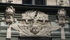 Riga är den större staden, nästan dubbelt så stor som Tallinn. Den estniska guiden säger pocket size, om sin huvudstad. Riga är belägen nära floden Daugavas mynning.