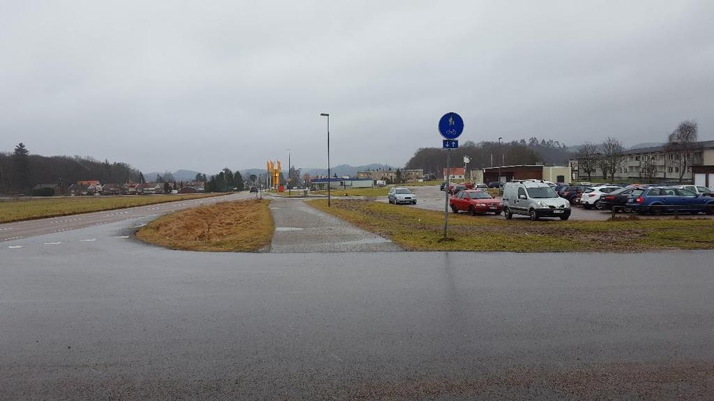 Egen bild tagen från Strömsskolan Den gång- och cykelväg som går längs Kungälvsvägen korsar bland annat Solgatan.