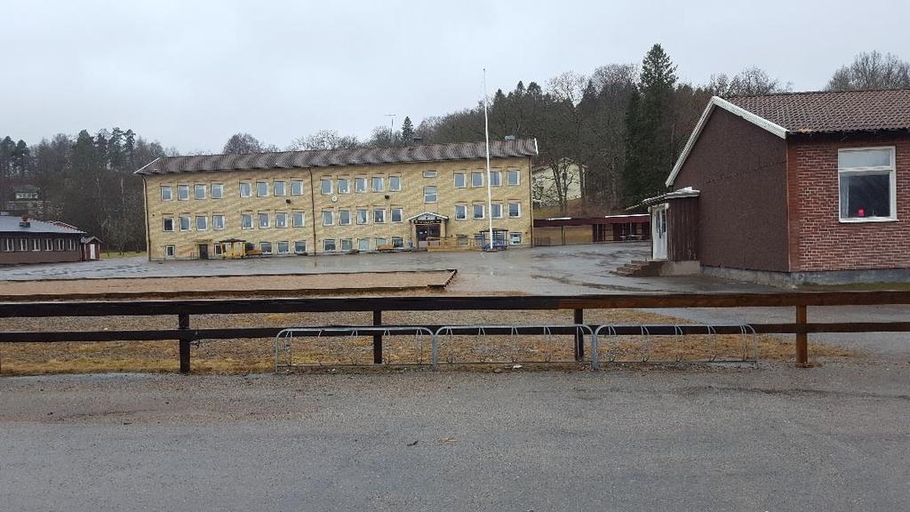 Figur 11 Avlämnings- och upphämtningsplats vid Strömsskolan för buss och skolskjuts. Egen bild Norr om skolområdet finns även parkeringsplatser.