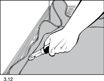 3.13 Pressa in mattan i hörnet med hörnrulle eller annat lämpligt verktyg. 3.