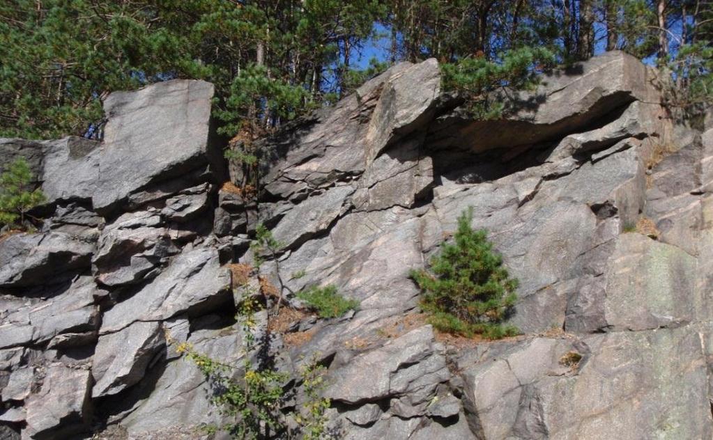 11 (18) Det har inte observerats några svaghetszoner eller partier med nedsatt bergkvalitet i området.