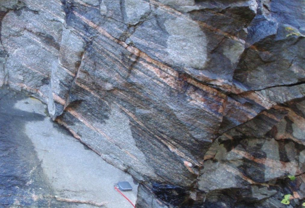 9 (18) 4.2 Litologi - bergarter Berggrunden i området är mycket enhetlig och utgörs uteslutande av en förgnejsad granit till granodiorit, som är grå till rödgrå och medelkorning.