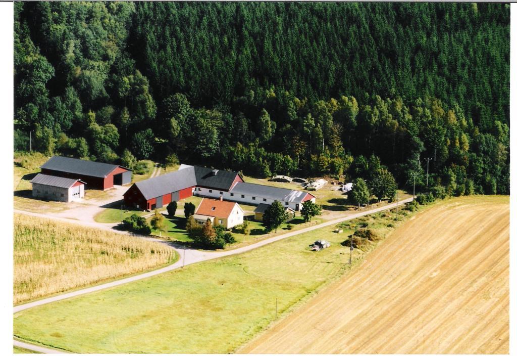 1954 och Hans-Erik Gunnar f 1955. Ur Gods och gårdar 1964: Areal: 114,5 ha, varav 18 åker. Taxeringsvärde 91.900 7 kor, 5 ungdjur, 4 suggor, 100 höns.
