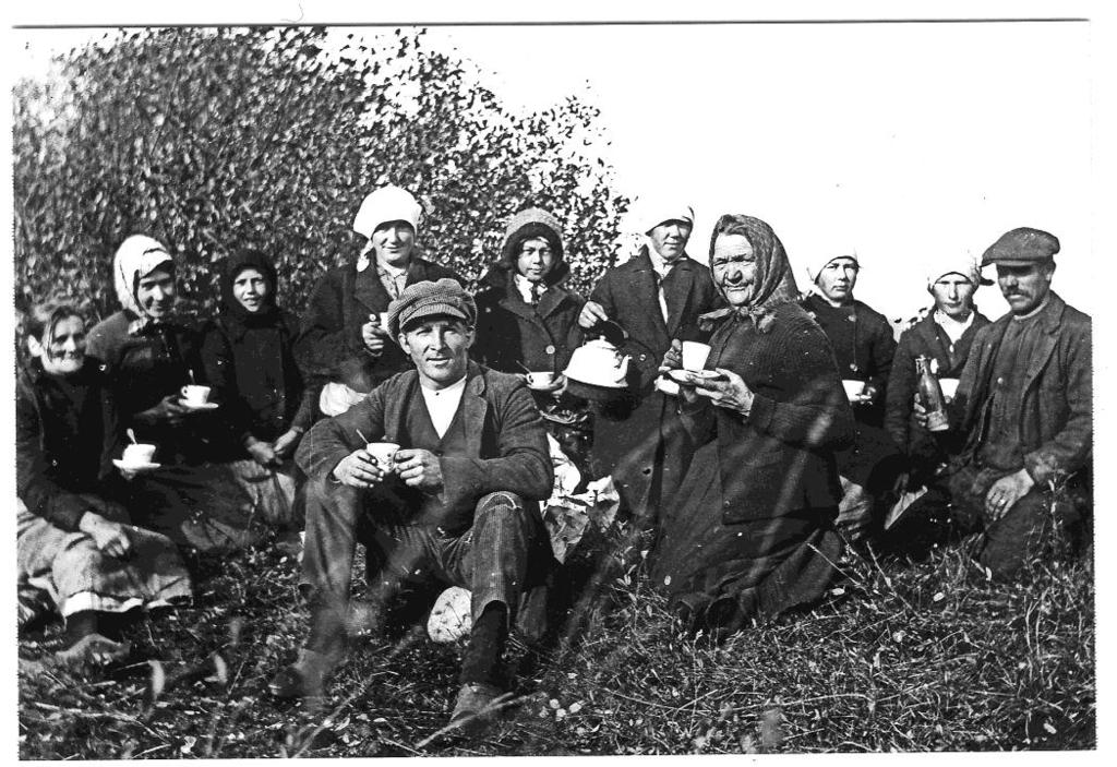 20 Idof var son till Alexander (Sander) Hellström på Lyngen. Familjen bosatte sig i Yngered 1937.