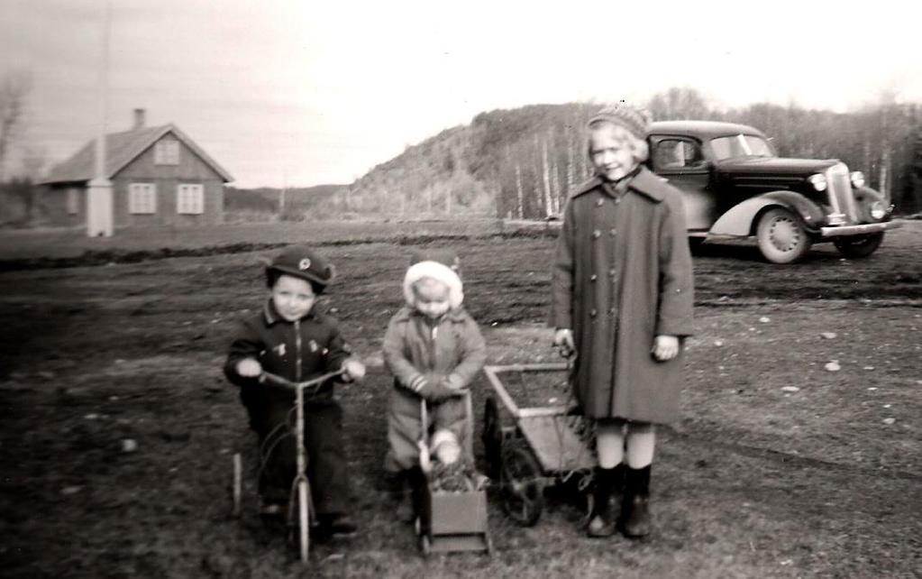 21 Johan och Klara lämnade över gården till sonen Gustaf 1941. Ett nytt bostadshus byggdes och Gustaf med hustrun Helmy och dottern Gunnel flyttade in 1942.