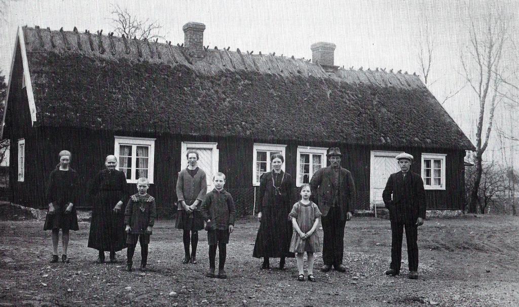 25 Alfred Carlsson med hustru Hulda samt hennes mor Anna Johanna Larsdotter och barnen (från höger) Ture, Elsa, Carl, Junis, Torsten, Anna - omkr 1920 (bild fr Karl-Åke Böregård) På gårdens marker