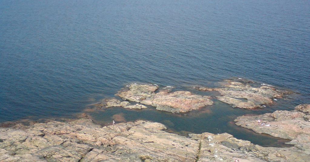 av ett åsknedslag och brann ned, men redan året därpå befalldes i ett kungligt brev att man skulle bygga en ny fyr på samma plats.