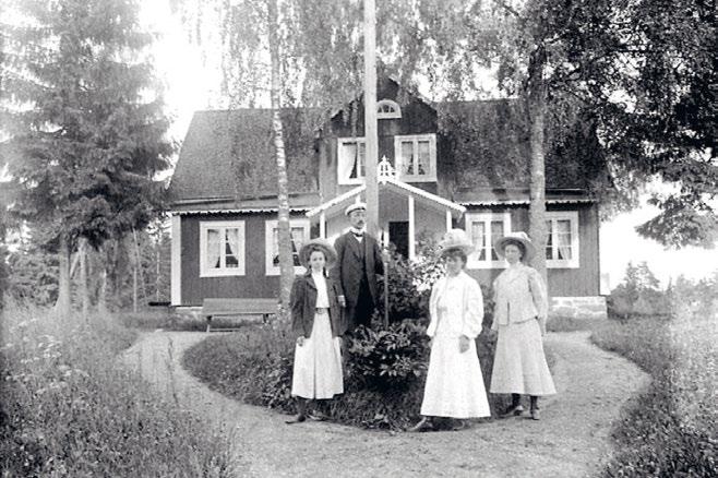 Trädgård vid Björket (okänd ort, möjligen Blekinge eller Småland) 1909. Gräset kring blomsterplanteringen i mitten är relativt kort medan gräset på ytterkanterna är friväxande.