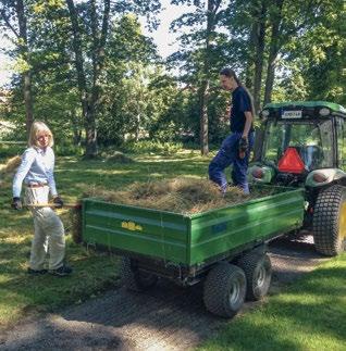 Ett alternativ till att klippa gräs som växer ut över kanten med kantsax är att trimma bort det med snöre. Så görs till exempel på Ericsbergs slott i Södermanland.