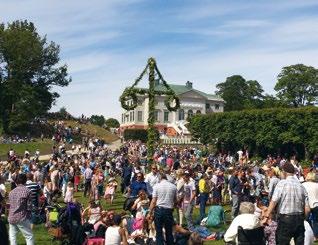 Midsommarfrande på Gunnebo i nära anslutning till slottet, 2014. Foto: Ida Johansson.