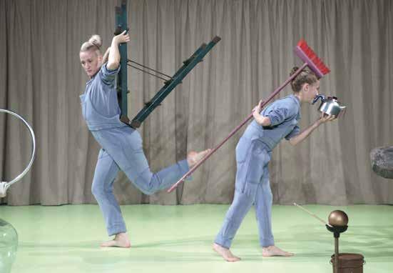 Foto: Kompani Giraff BULLANscenerna BULLAN barnscen CuLTUREN, 4:e teaterns lokal Ut med tiden, 4:e teatern, från 6 år, 1 september kl 14 Morfars magiska Ö, Dockteaterfabriken, från 5 år, 22 september