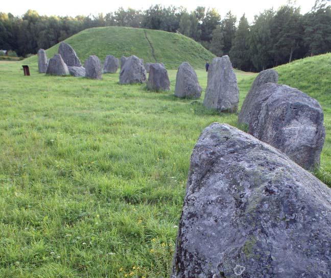 Badelunda Fornlämningsmiljö, en av landets mest monumentala gravar och förhistoriskt vägmonument som visar på platsens betydelse i ett större rumsligt system.