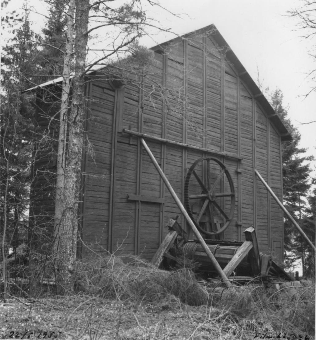 Bredsjönäs gruvor ligger intill Bredsjön på en höjd av 60 meter över havsytan.