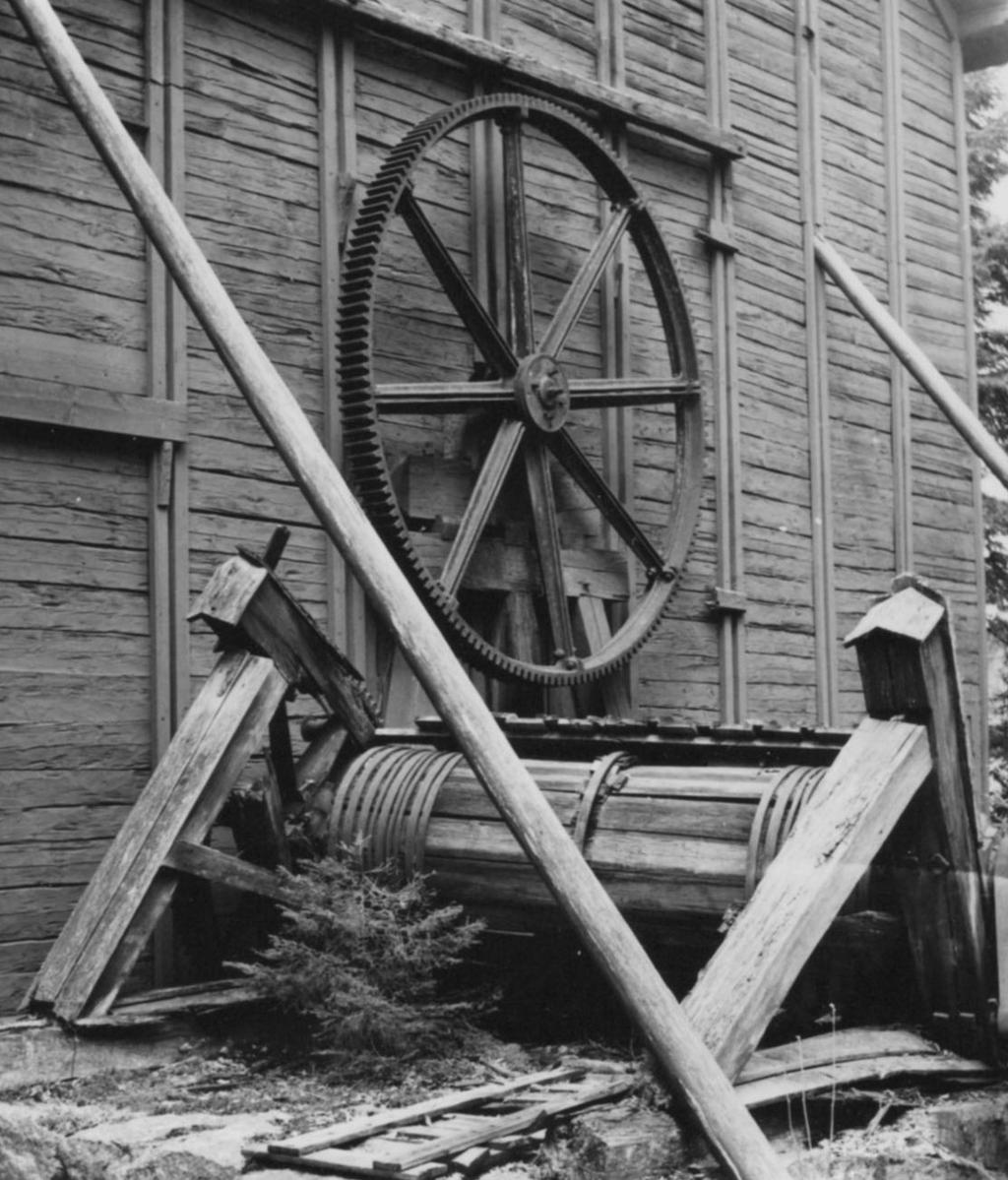 meters höjd över havsytan är belägen cirka en kilometer norr om Bredsjönäs gruvor.