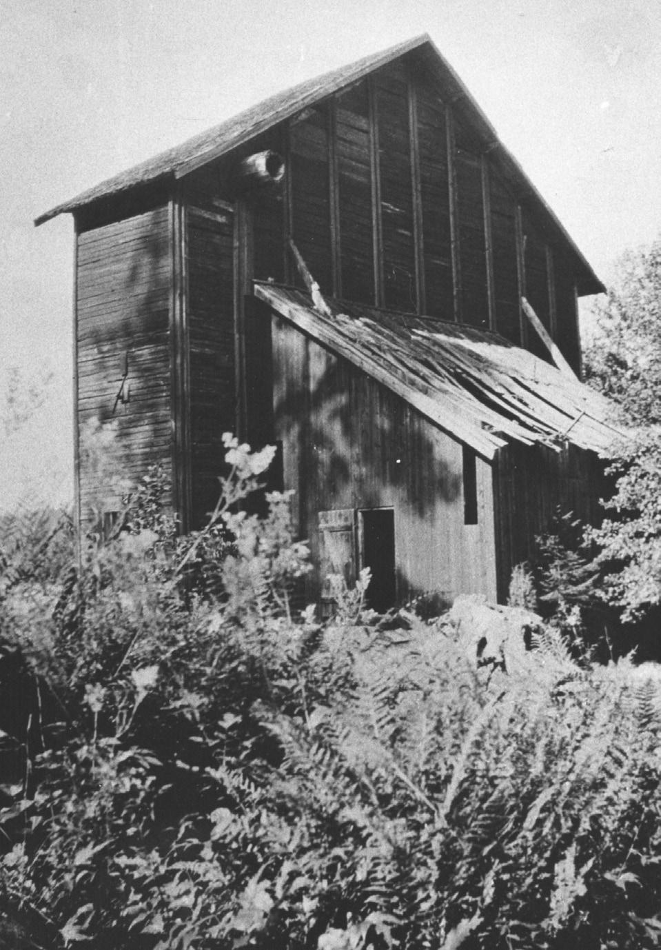 I mars 1968 renoverades Hjulhuset totalt och fick ny fasad och nytt tak. FOTO: HARRY LINDBLAD Hjulhuset året 1915. Ödsligt och igenväxt har förfallet blivit påtagligt.
