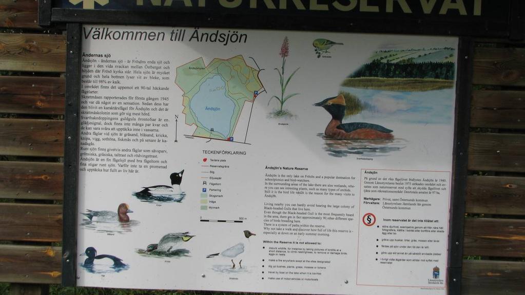 En portalskylt som berättar om sevärdheterna i Ändsjön, med en postlåda för broschyrer skall välkomna vid starten på den grusade slingan.