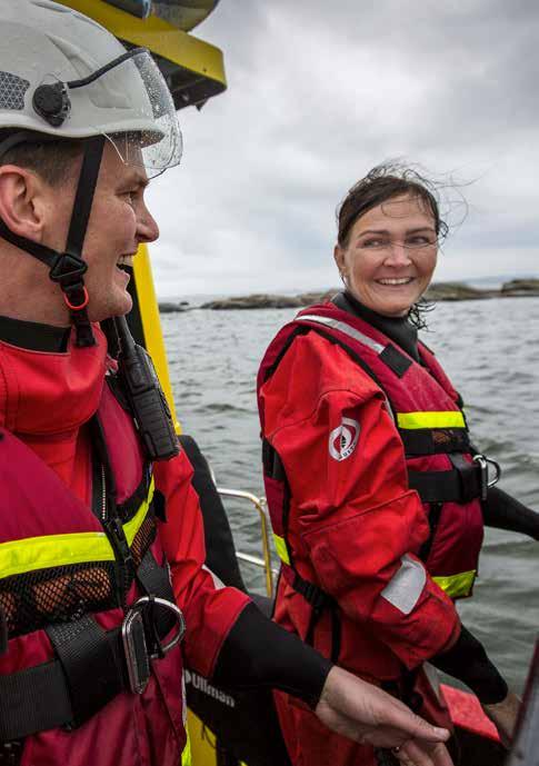 VD HAR ORDET VD HAR ORDET Sprid kunskapen vidare Vd Cia Sjöstedt, här i samspråk med Emil Gustafsson, instruktör vid Öckerö Maritime Center.