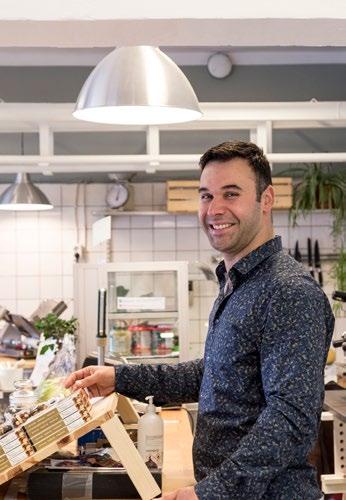 Du cyklar in till stan på max 20 minuter. Och tar dig lätt runt i närområdet, som till Bagis, Hellasgården eller Söderbysjön.