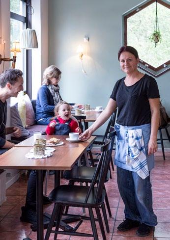 Stella Andersson, volontär på Lindra Second hand Kärrtorp är idylliskt.