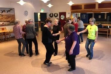 Från Glada Ringen Varje onsdag träffas vi med glädje och skratt till det vi tycker så mycket om, att dansa.