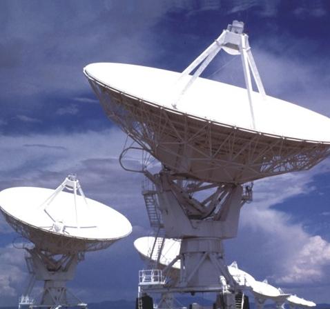 Exempel på tillämpningar som bygger på elektromagnetisk vågutbredning är TV, mobil- och satellit-kommunikation samt antireflexfilmer och polarisatorer i optiska system.