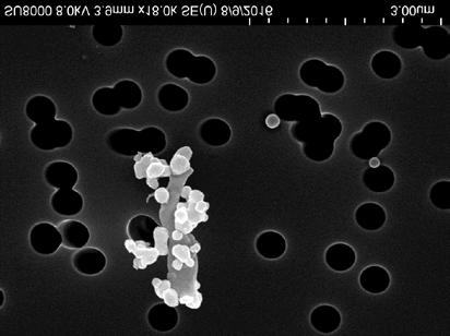 (a) Partiklar av TiO 2 i nanostorlek insamlade i andningszonen vid uppvägning och blandning av TiO 2-bläck. (b) Agglomerat av TiO 2 ifrån emissionszonen.