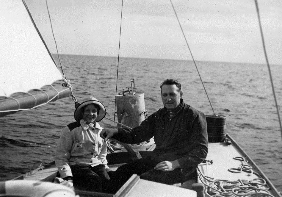 Bo Hjorth med sin dotter Agneta 1941. 1949 1970-arbetade han som VD hos AB Svenska Tempus vilka säljer brandredskap. 1950 1974-ägde han (genom arv) Prästnibble och Ilända gårdar.