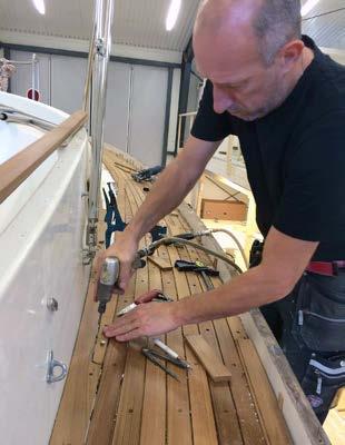 Nytt underlag, tvättat med rödsprit och klart för läggning. Sittbrunnen klar för nåtning. Thomas skruvar ribb på Sea Wind Arbetsstart i oktober Så satte vi igång.