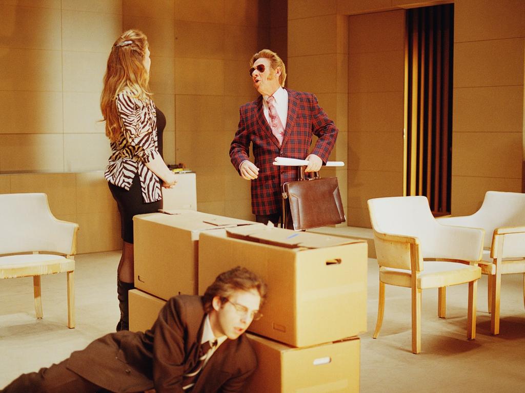 2. KLAS ABRAHAMSSON Klas har skrivit dramatik sedan han var med i teatergruppen Husvagnsteatern i början av 1990-talet.
