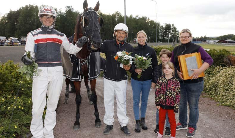0: LOPP b Hästägareföreningens Silverpris -åriga och äldre.00-0.000 kr. 00 m. Autostart. Pris: 0.000-0.000-.00-.000-.000-.00- (.00)-(.00) kr. hästskötare. Hederstäcke till segrande häst.