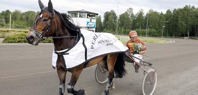 till Inskrivningen för val av spår i finalen. :an i mål väljer spår först o.s.v. Perle Pojken leder defileringen till sitt lopp ikväll!