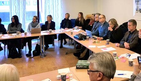 Till vänster: politiker, fotterapeuter, representanter för patientorganisationer lyssnar på föreläsarna.