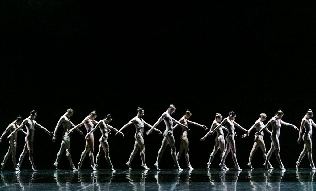 TEATER Autodance av Sharon Eyal. Ensemble.
