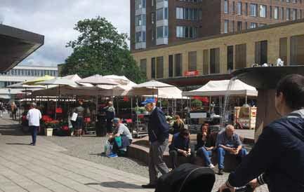 6 Farsta Cetrum Historik År 1960 ivigdes Farsta Cetrum och det blev då iteratioellt uppmärksammat för si speciella utformig.