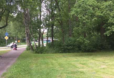 2 Farsta Cetrum, Etré Beskrivig Karaktär och storlek: Bostadsära atur med viss parkvärde, 0.1 ha Iehåll: Platse ligger i orra höret av parkerige till Farsta Cetrum.
