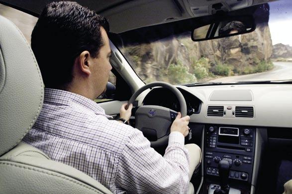 XC90 V8 är främst en komfortbil men körglädjen förbättras av en rappare respons i drivlinan. Har just klivit in i en Volvo XC90. En bil som tillhör dem man snabbt känner sig avspänd i.