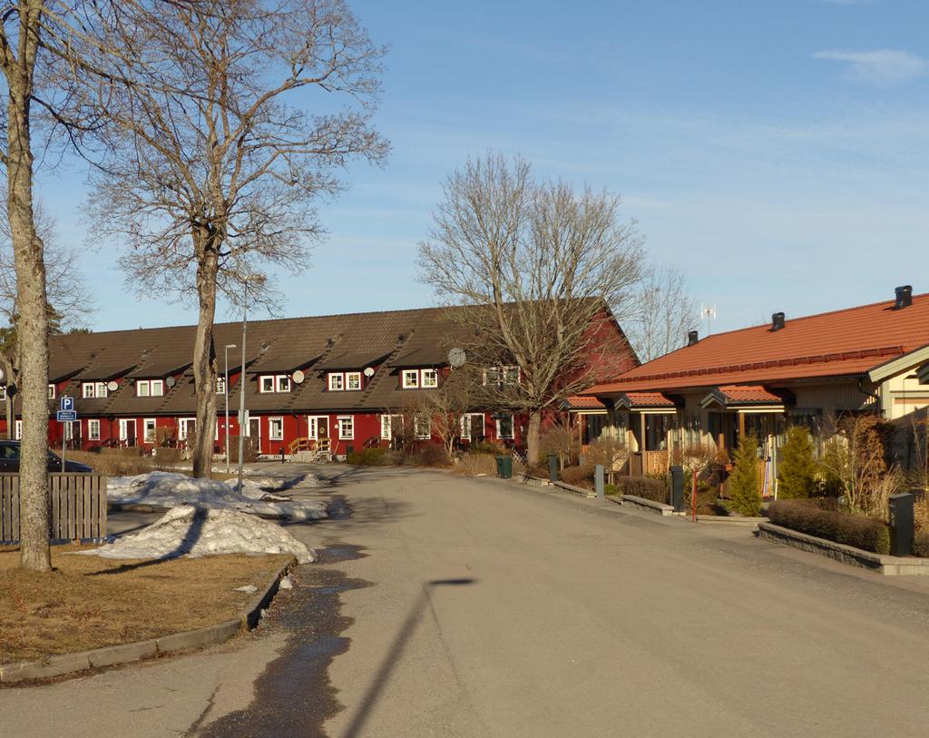 Yngre bebyggelse i området vid vårdcentralen Utmed Lägergatan på norra sidan om vårdcentralen ligger en radhuslänga från 1980 som är utformad med hänsyn till militärbarackerna och väl anpassad till