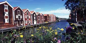 Dag 1 Hälsingland - linets lanskap Längs böljande dalgångar kommer vi till Bollnäs där vi äter en god lunch på Lilla k s Trädgårdskök, Mobackes Trädgårdscenter.