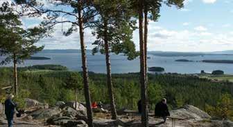Dag 2 Blånande berg Dagen börjar med besök hos Anny på Återbrukshyttan. En ung tjej som gör vackra unika glas, lampor mm genom återbruk av gammalt glas.