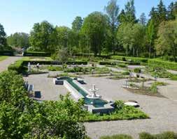 I den härligt stora trädgården får vi inspiration och kunskap om de gamla kulturväxter som var vanliga på gårdarna i slutet av 1800-talet. Kulturväxterna användes också för medicinskt bruk.