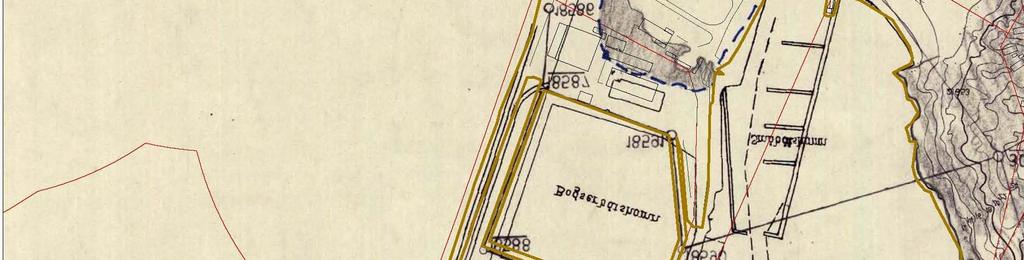 Utanför hamnplanen sträcker sig pålade betongkajer i en hästskoliknande form,
