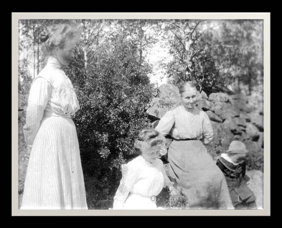 Ellen, Astrid mormor och Hilding vid Karl Petsa-torpet ca 1914 Vi tackar så mycket för att han delar med sig av sina minnen från Blåsås.