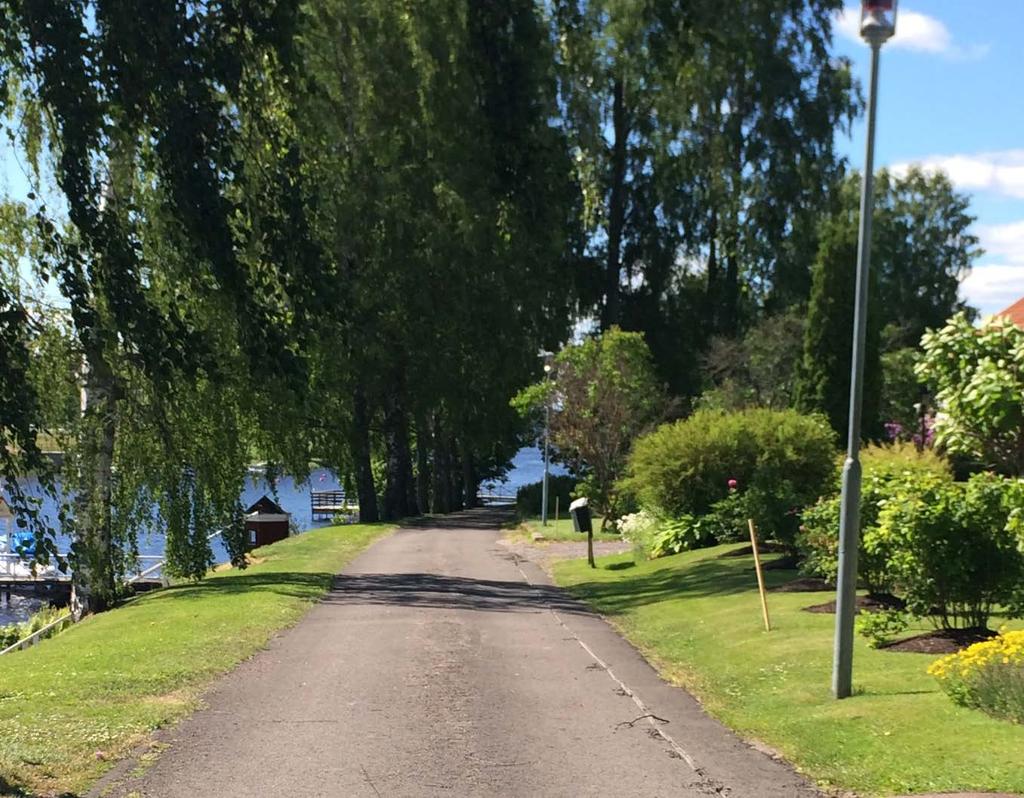Bild 8. Strandvägen i riktning söderut. Trafik till och från verksamheterna vid Industrigatan och Verkstadsgatan använder i huvudsak den norra järnvägsöverfarten.
