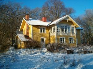 Östra frälsegården Ribby i vinterskrud 2005. Det var Olof Persson, född 1857, med ursprung från Sorunda, med hustru och två barn. När han avled 1943 tog sonen Albert över.