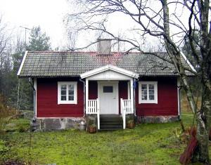 Söder om denna väg ligger ett gammalt hus, torpet Granhammar, intill finns ett brandskadat uthus och norr om vägen en modern villa. Granhammar omnämns i HFL under hela perioden 1690-1895.