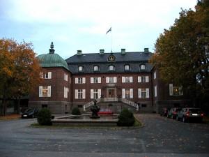 Slottet stod klart 1915, kostade då 850.000 kronor och omges av en påkostad park. Sedan 1944 i statens ägo, här huserar nu militären.